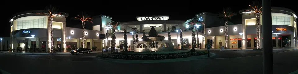 The entrance to Downtown at the Gardens in Palm Beach Gardens, Florida (uploaded 2007).