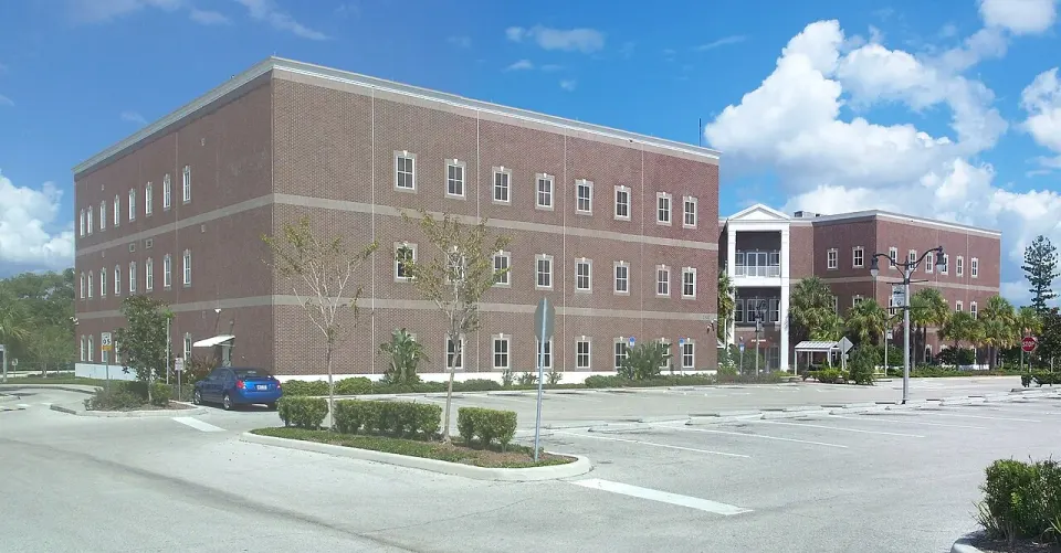 City Hall in St. Cloud, Florida (2009).